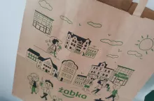 Papierowa torba na zakupy w sieci Żabka (fot. wiadomoscihandlowe.pl)