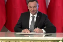 Andrzej Duda, prezydent RP, podpisuje ustawę o ograniczeniu handlu w niedziele (fot. prezydent.pl)