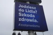 Na zdj. banner witający osoby wjeżdżające do Warszawy (fot. wiadomoscihandlowe.pl)
