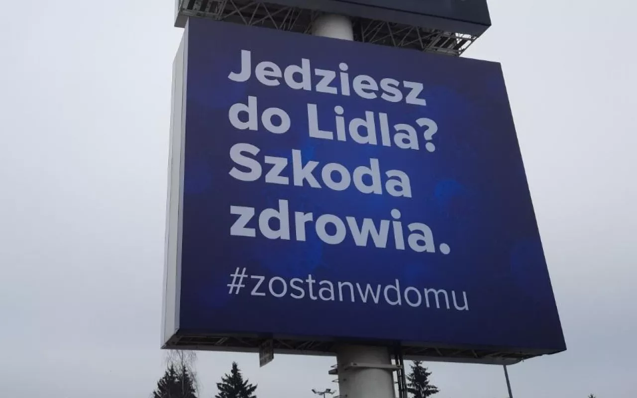 Na zdj. banner witający osoby wjeżdżające do Warszawy (fot. wiadomoscihandlowe.pl)