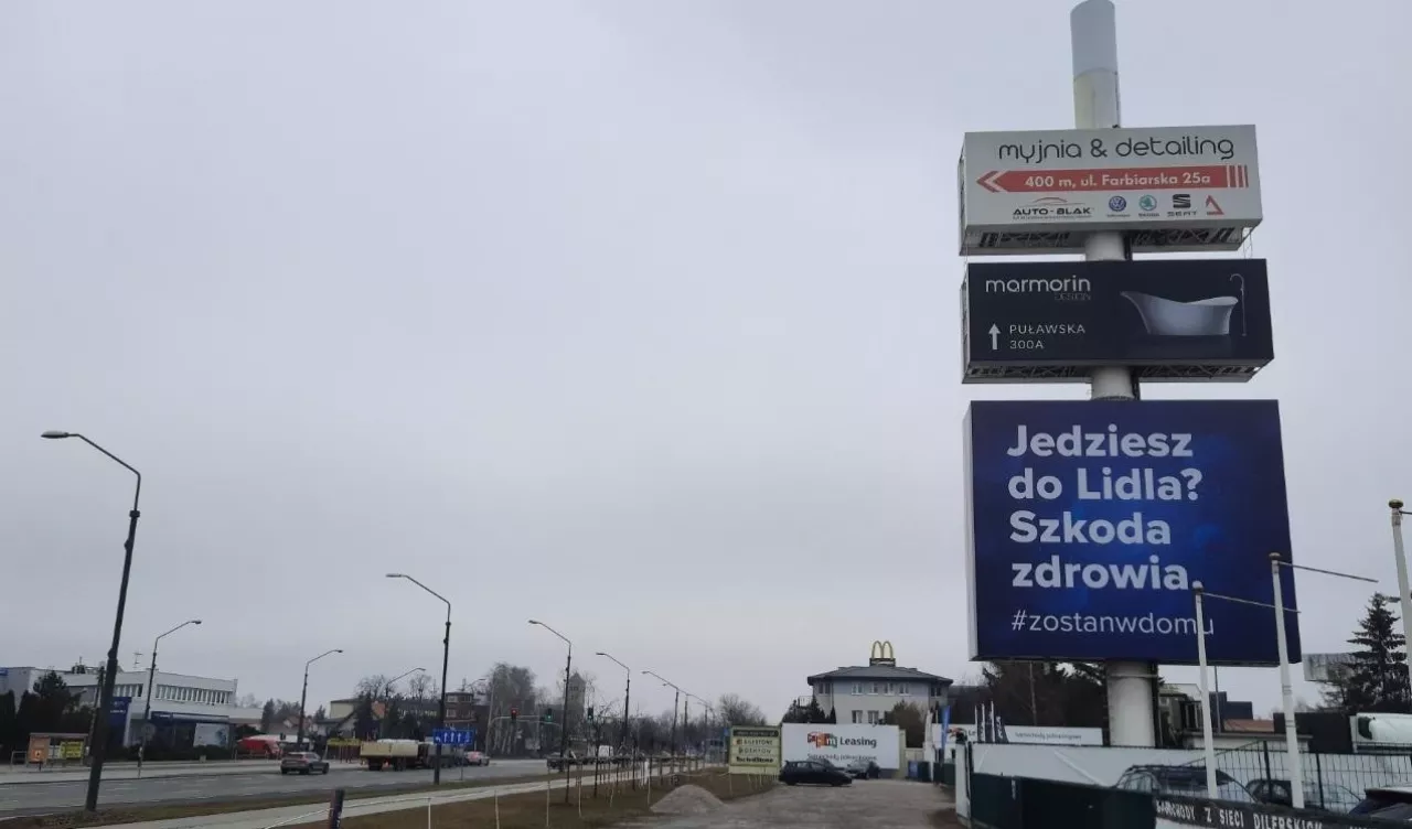 Na zdj. billboard nawiązujący do zakupów w Lidlu (fot. wiadomoscihandlowe.pl)