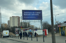 Jeden z billboardów wywieszonych w ramach akcji zorganizowanej przez Deli2.pl (fot. BK)