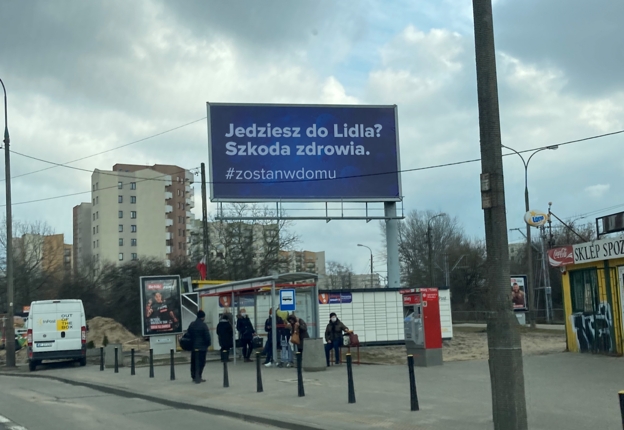 Jeden z billboardów wywieszonych w ramach akcji zorganizowanej przez Deli2.pl (fot. BK)