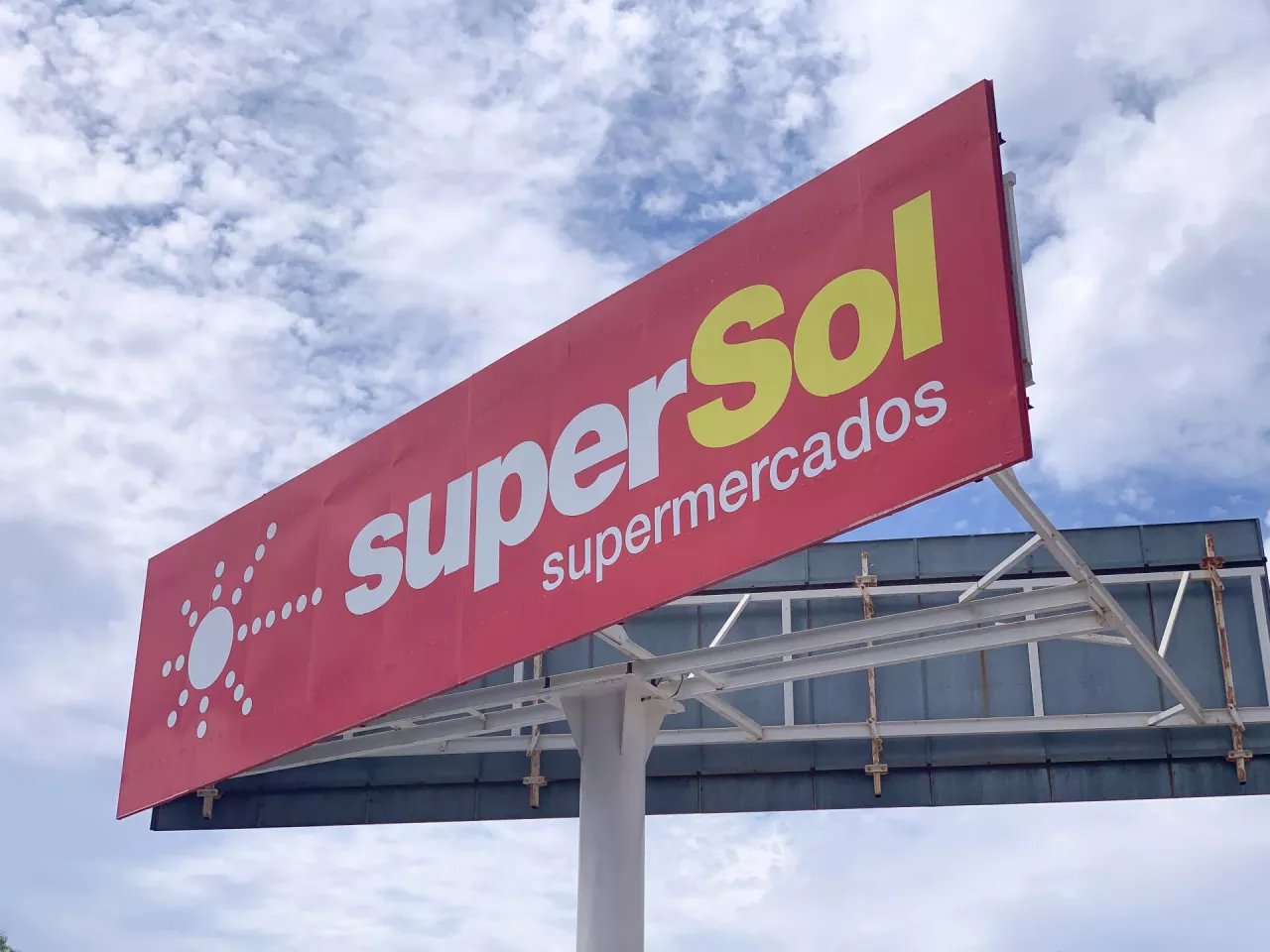 Carrefour planuje szybki rebranding przejętych sklepów Supersol w Hiszpanii (fot. Shutterstock)
