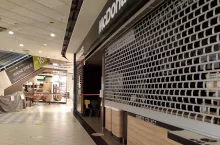 Zamknięta restauracja McDonald‘s w centrum handlowym Reduta w Warszawie w listopadzie 2020 r. podczas pandemii COVID-19 (wiadomoscihandlowe.pl/MG)