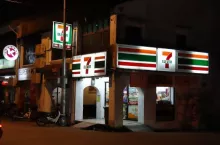 Sklep sieci 7-Eleven (Fot. Wikimedia Commons/Shankar S., na licencji CC BY 2.0)