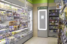Automat do obsługi paczek testowany przez sieć Żabka (fot. mat. prasowe)