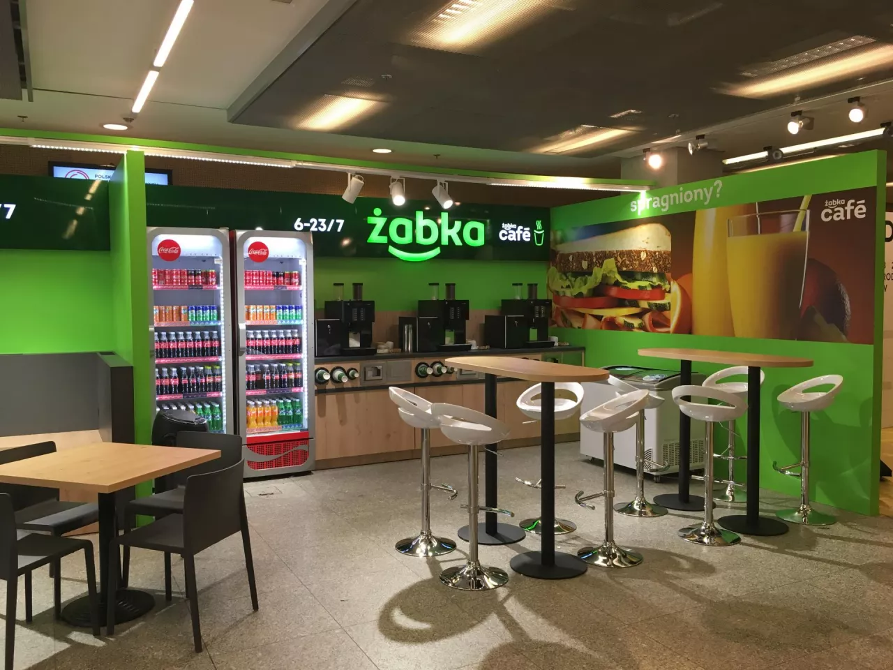 Żabka Cafe to gastronomiczny koncept, który zachęca dodatkowe osoby do odwiedzenia sklepu (fot. mat. prasowe)