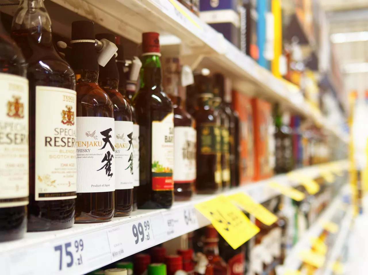 Na zdj. alkohol w sklepie Tesco na warszawskich Kabatach, marzec 2021 (fot. wiadomoscihandlowe.pl/ŁR)