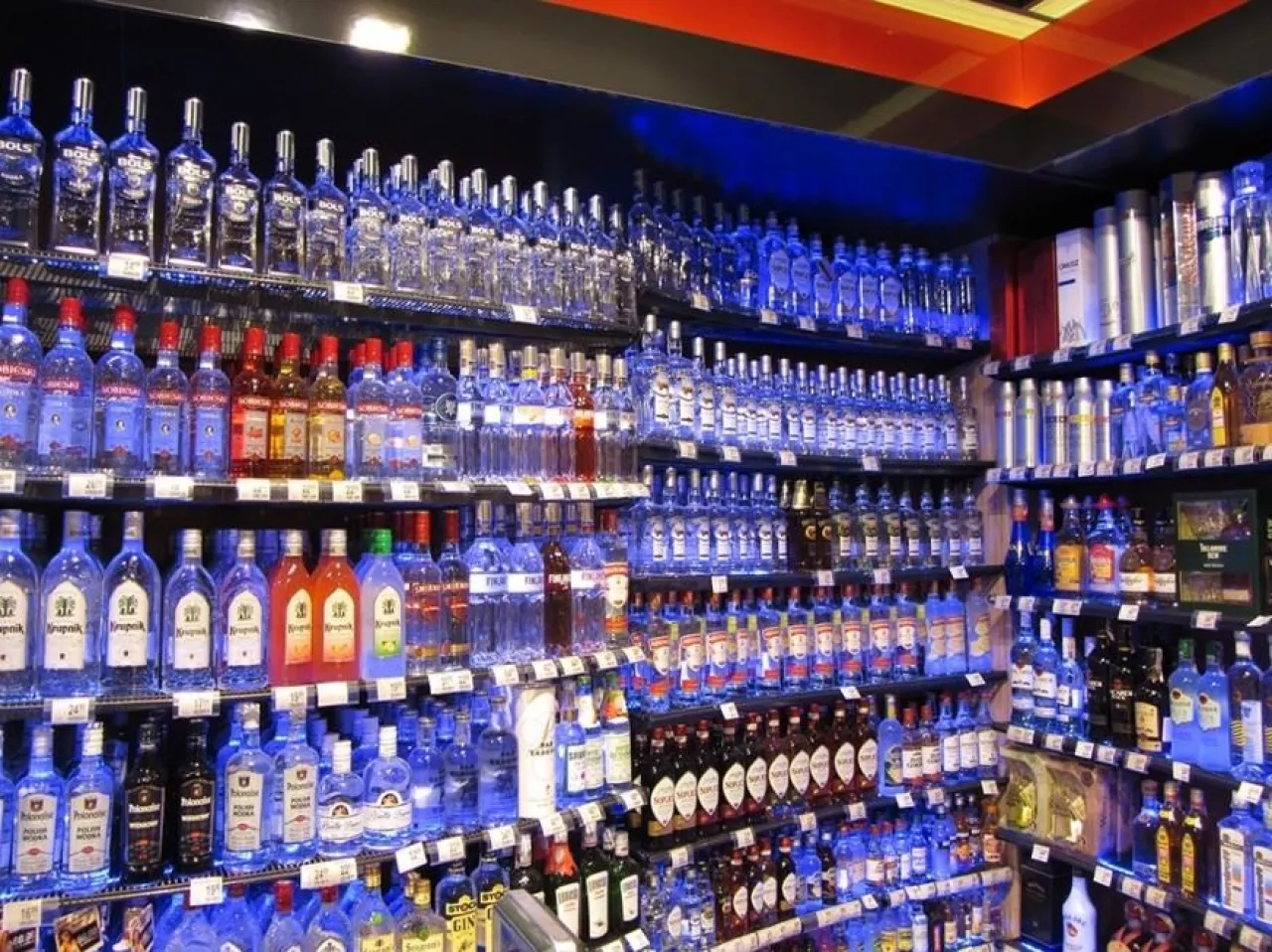 Półka z alkoholem (wiadomoscihandlowe.pl)