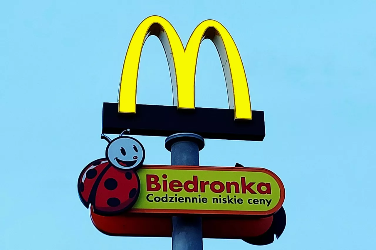 Sklep sieci Biedronka i firmy McDonalds w Warszawie (materiały własne)