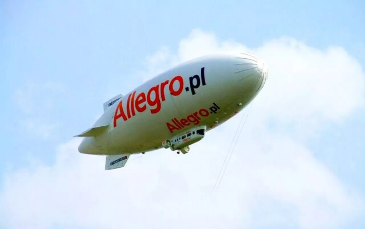 Sterowiec firmy Allegro.pl (Wikimedia Commons / fot. Hubert Śmietanka)