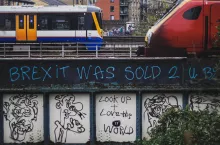 Graffiti dotyczące Brexitu na stacji kolejowej w Londynie (Unsplash.com/John Crozier)