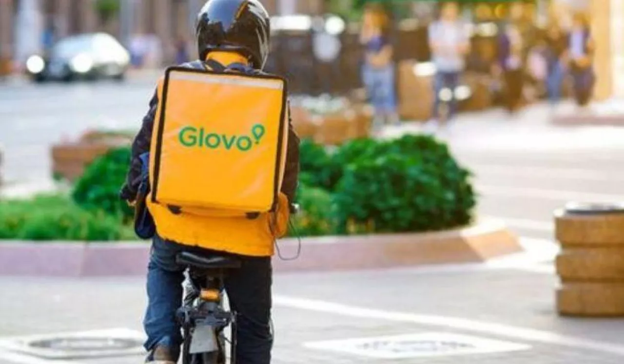 Kurier firmy Glovo na rowerze (fot. mat. prasowe Starbucks)