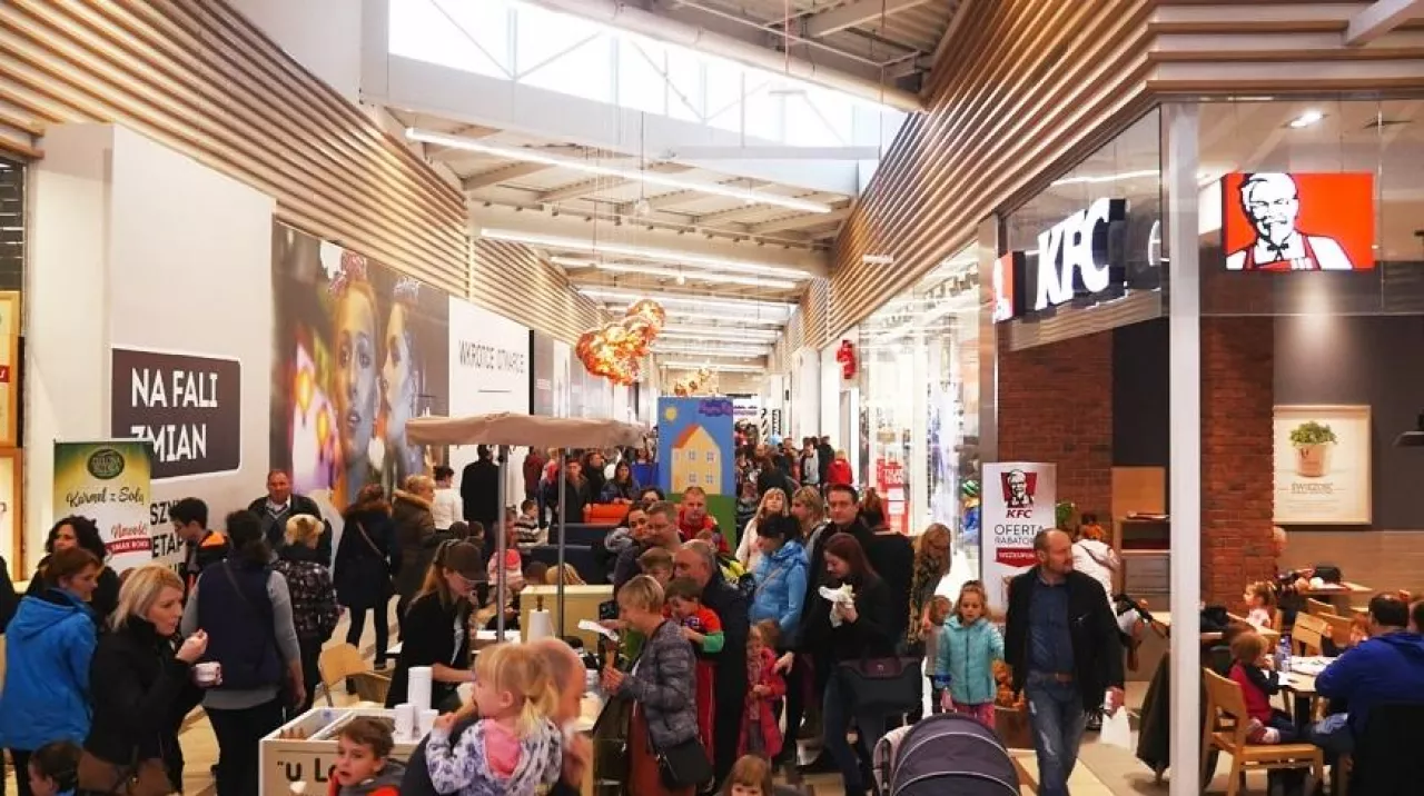 Tak wyglądał ruch w centrach handlowych przed pandemią. Na zdjęciu otwarte po rozbudowie Centrum Handlowe Auchan w Gdańsku (mat. prasowe Auchan)