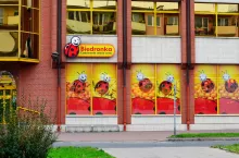 Na zdj. sklep sieci Biedronka w Gdańsku (fot. SariMe / Shutterstock.com)
