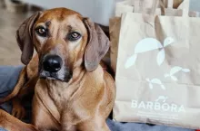 Barbora pakuje zamówienia w papierowe torby (Barbora)