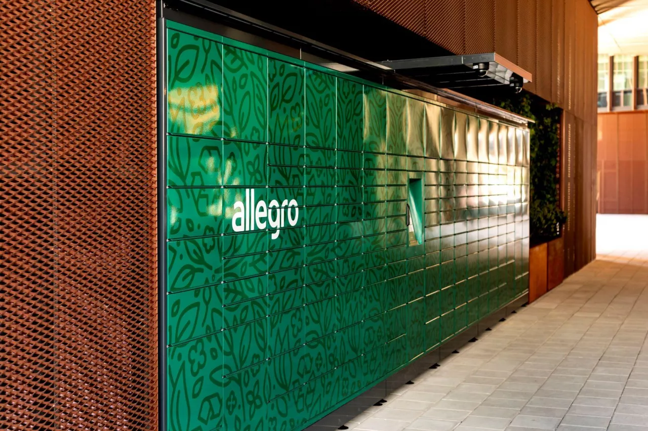 Zielony automat paczkowy Allegro (fot. Allegro)