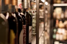 Półka z alkoholami w sklepie (Unsplash.com/Marco Chilese)