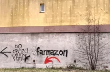 Graffitti przy drodze dojazdowej do centrum dystrybucyjnego Amazon w Pawlikowicach k. Łodzi (Fot. KK)