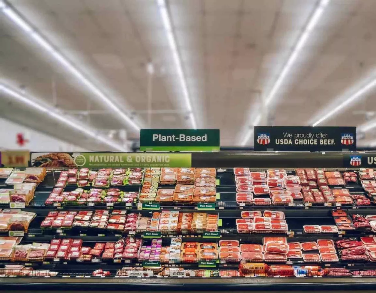 Roślinne zamienniki mięsa lepiej sprzedają się na stoiskach mięsnych (plantbasedfoods.org)