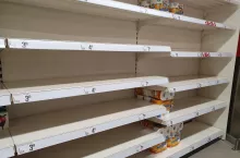 Na zdj. puste półki w sklepie Auchan w Polsce; 12 marca 2020 r. (fot. wiadomoscihandlowe.pl)