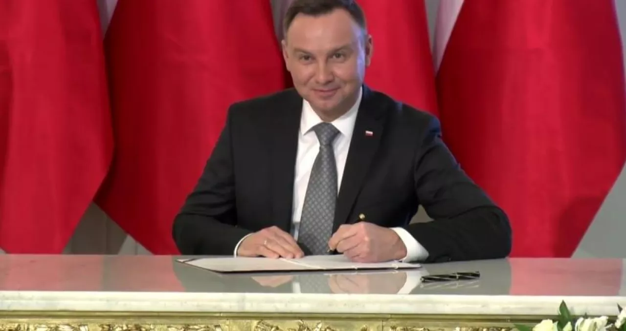 Na zdj. Andrzej Duda, prezydent RP, podpisujący jedną z ustaw (fot. prezydent.pl)