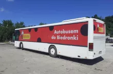 Już od 28 czerwca w Łebie można korzystać ze specjalnego autobusu Biedronki (fot. Biedronka)