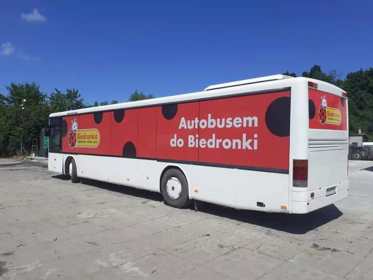 Już od 28 czerwca w Łebie można korzystać ze specjalnego autobusu Biedronki (fot. Biedronka)