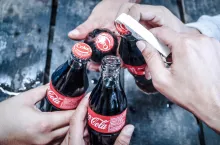 Coca-Cola obniży zawartość cukru w swoich napojach (Shutterstock)