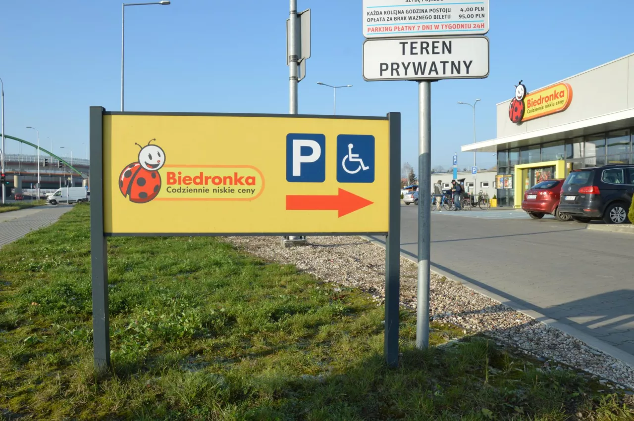 Wjazd na parking sklepu Biedronka / zdjęcie ilustracyjne (wiadomoscihandlowe.pl/MG)