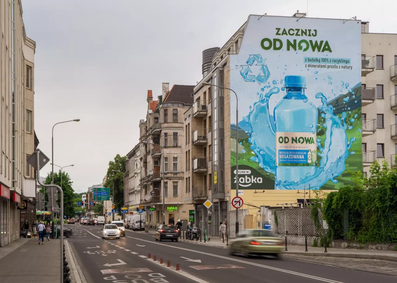 Mural Żabki z reklamą wody i przesłaniem ekologicznym (mat. prasowe)