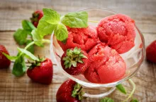 Eksperci zakładają, że sprzedaż lodów na bazie owoców i wody będzie nadal rosła (fot. Shutterstock)