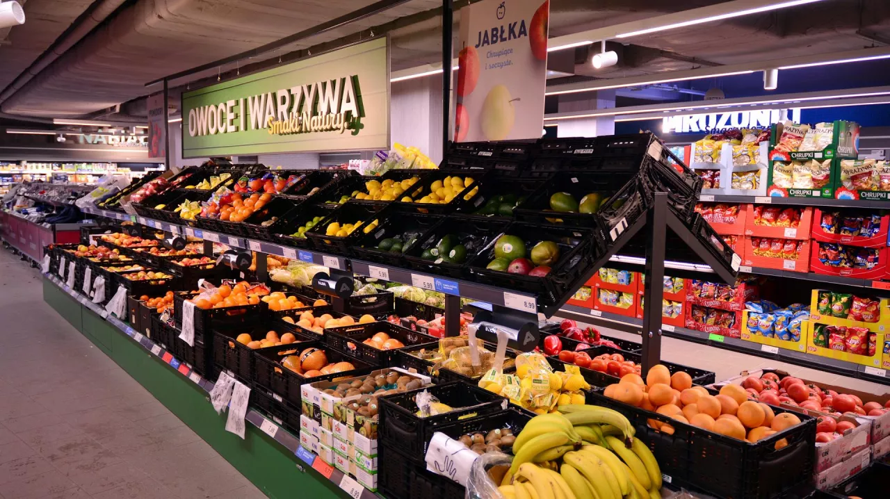 Na zdj. warzywa w sklepie Aldi w Warszawie (Grand Warszawski / Shutterstock.com)