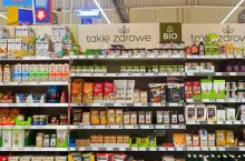 Półka ze zdrowymi produktami w hipermarkecie Tesco (fot. wiadomoscihandlowe.pl/Łukasz Rawa)