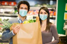 Sprzedaż detaliczna powraca w okolice poziomów sprzed pandemii (Shutterstock)