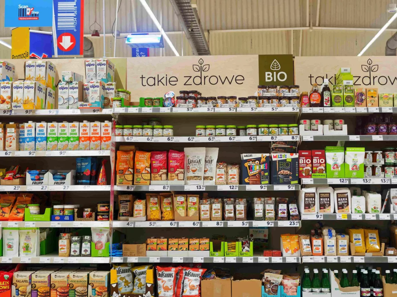 Półka ze zdrowymi produktami w hipermarkecie Tesco (fot. wiadomoscihandlowe.pl/Łukasz Rawa)