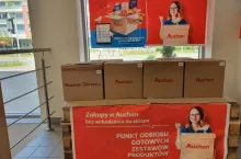 Na zdj. punkt odbioru produktów zamówionych przez internet w Auchan (fot. wiadomoscihandlowe.pl)