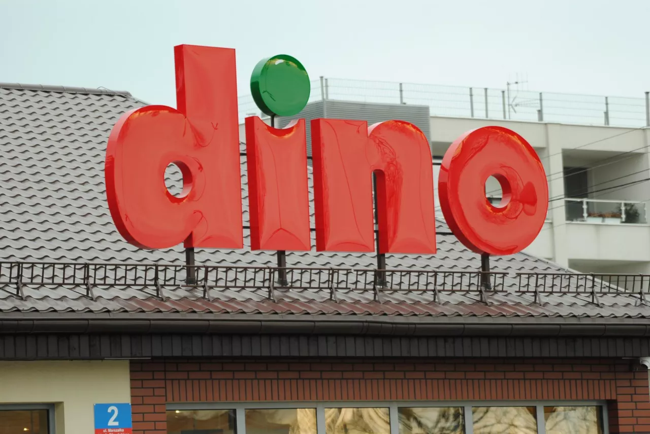 Logo na dachu sklepu sieci Dino (wiadomoscihandlowe/MG)