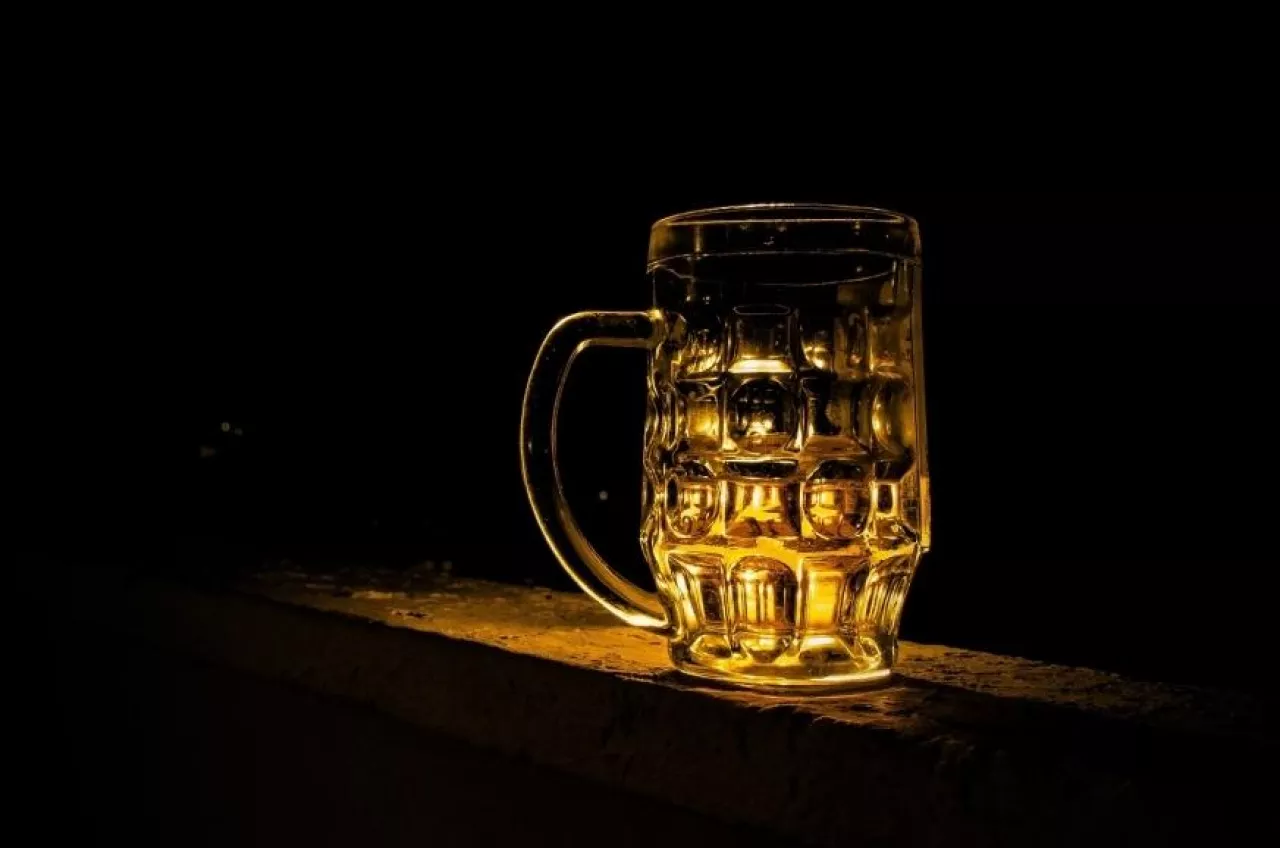 Brak poszanowania etyki reklam piwa i ich silna ekspozycja na dzieci i młodzież utrwalają przekonanie, że piwo to nie alkohol (fot. pixabay)