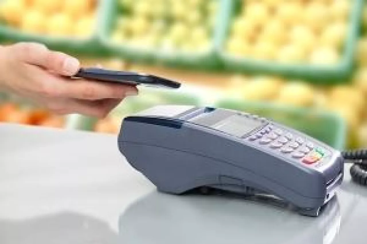 Polacy postrzegają płatności zbliżeniowe z wykorzystaniem telefonu jako wygodne i szybkie ()