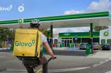 Użytkownicy aplikacji Glovo złożyli ponad 40 000  zamówień na stacjach BP (BP Polska)