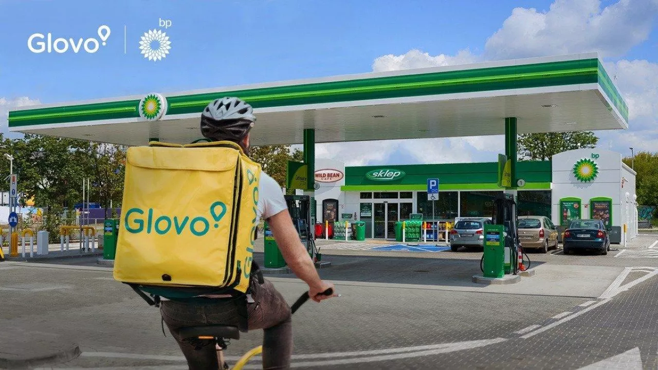 Użytkownicy aplikacji Glovo złożyli ponad 40 000  zamówień na stacjach BP (BP Polska)