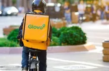 Kurier firmy Glovo na rowerze (Starbucks)