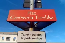 Plac Czerwona Torebka to pozostałość po pierwszym pasażu handlowym Czerwona Torebka, które powstało w Warszawie przy ulicy Głębockiej (wiadomoscihandlowe.pl/AK)
