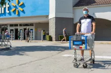 Walmart zaangażował się w amerykański program szczepień przeciwko COVID-19 (fot. Shutterstock)