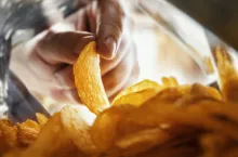 Połowa wydatków na słone przekąski w małych sklepach przypada na chipsy (Shutterstock)