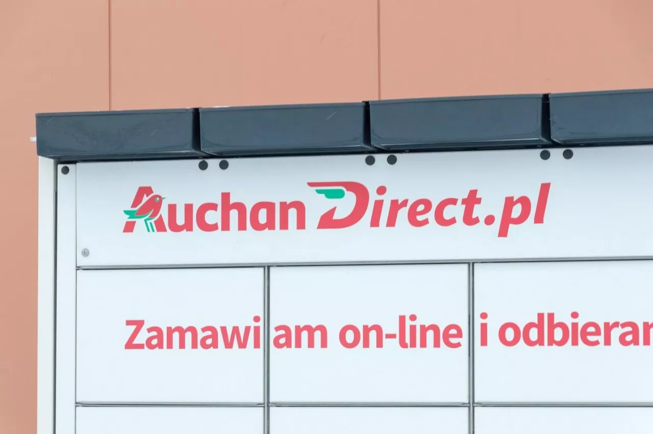 Automat paczkowy Auchan Direct (Shutterstock)