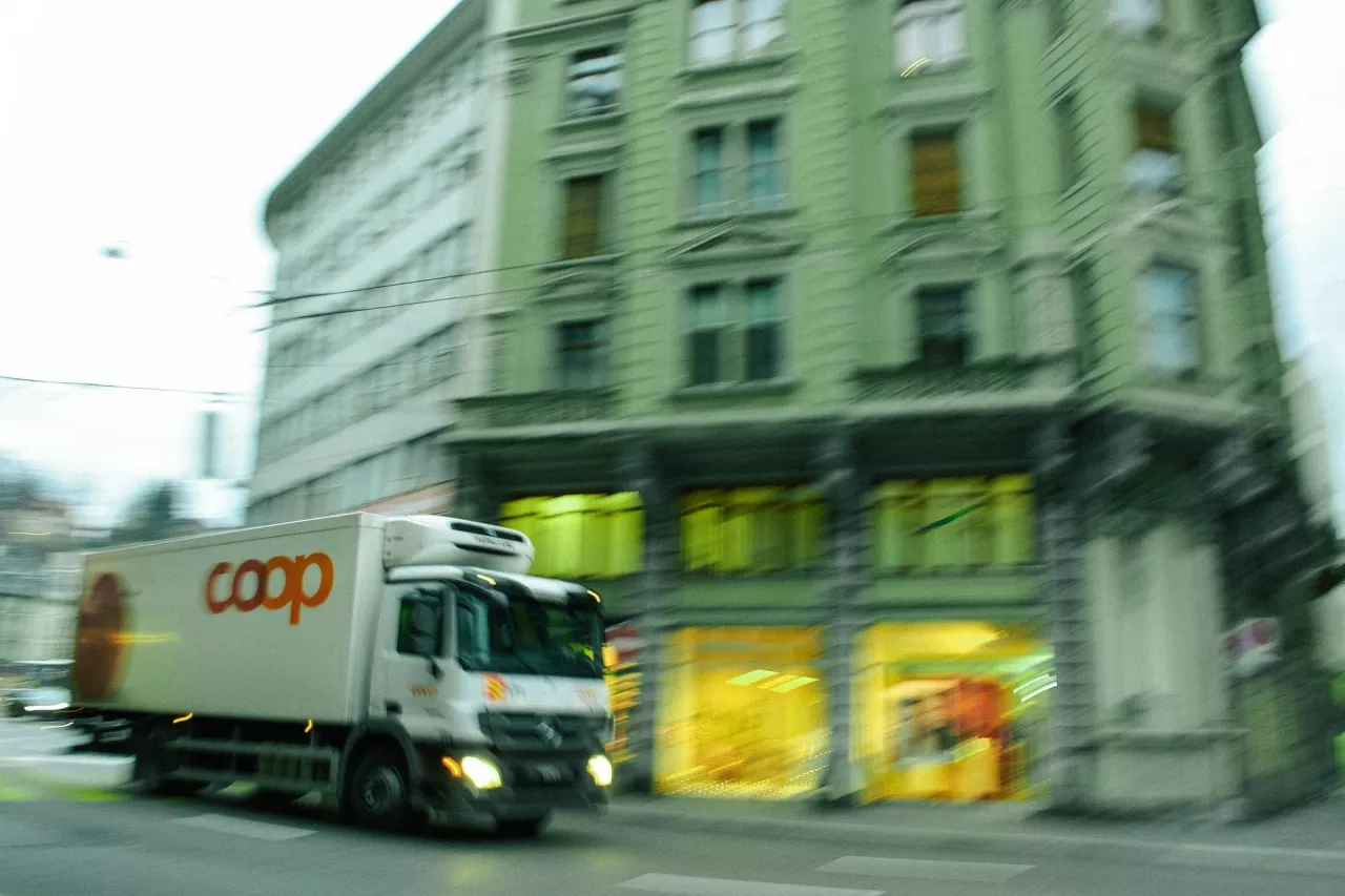 Ciężarówka sieci handlowej Coop (Unsplash.com)