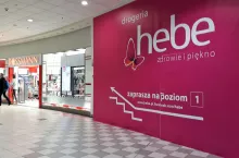 Reklama Hebe obok sklepu Rossmann w centrum handlowym Blue City (wiadomoscihandlowe.pl/MG)